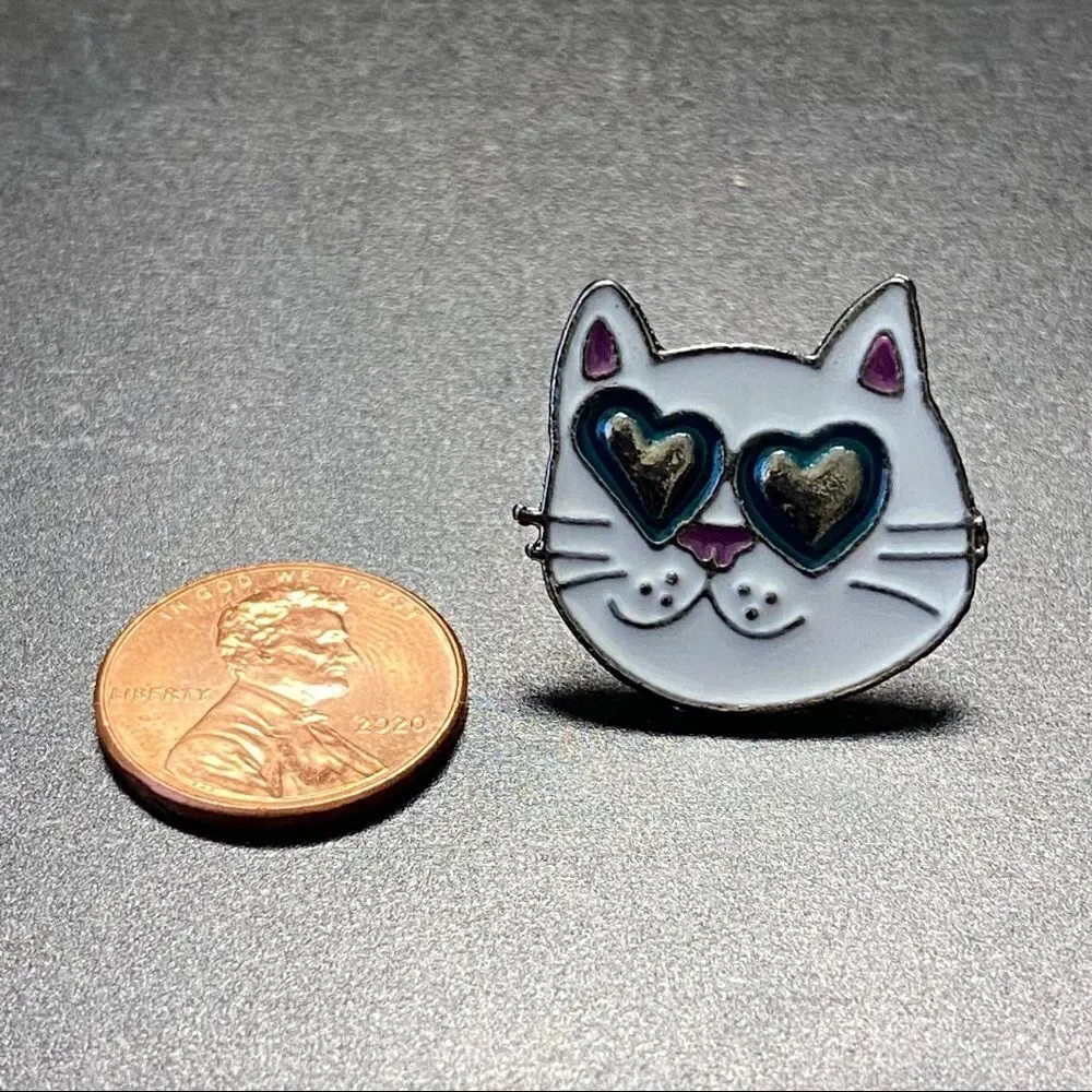 Heart Eyes Kitty Enamel Pin/ Brooch